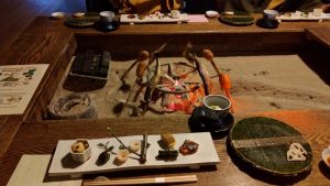 囲炉裏の前でお食事